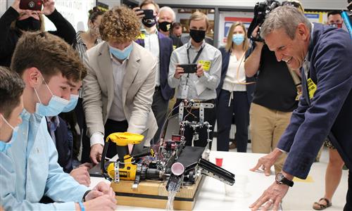 Governor Bill Lee talks to students in a mechatronics class